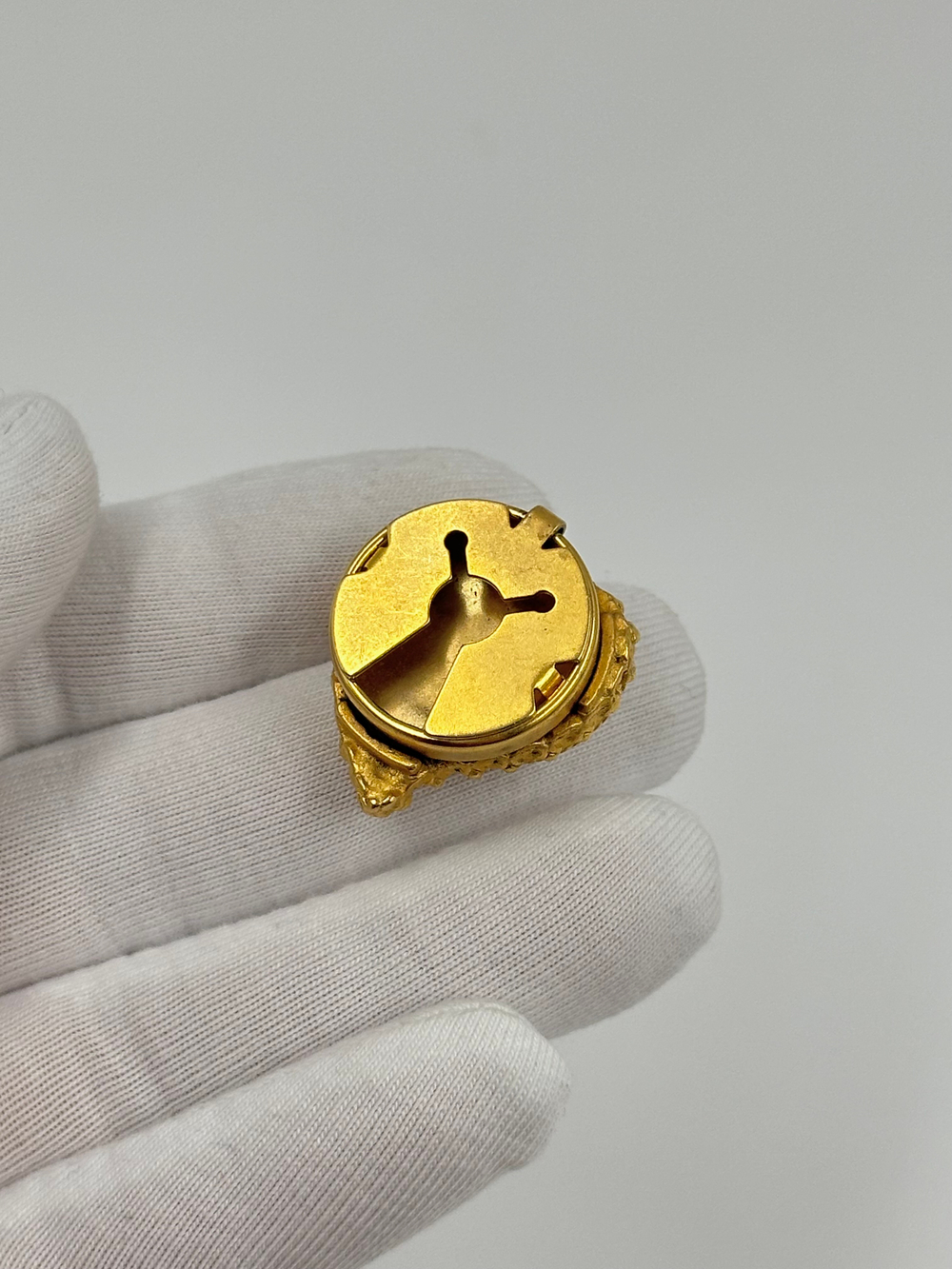 Накладка на пуговицу Сердце с красным кристаллом