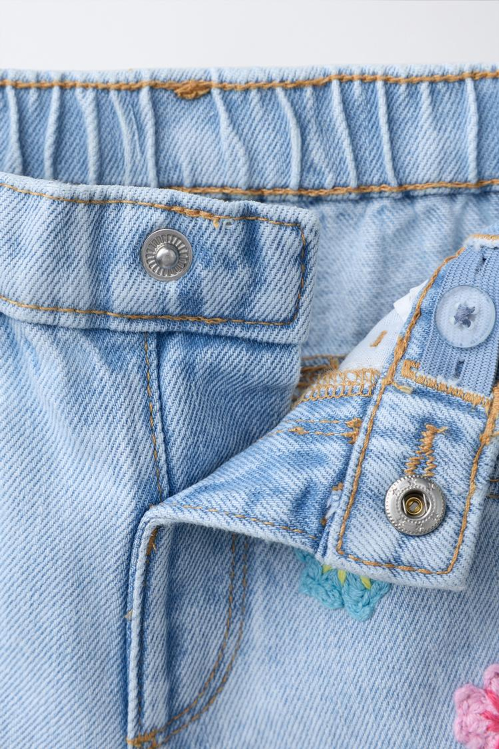 ZARA ДЖИНСОВЫЕ ШОРТЫ MOM FIT С ЦВЕТОЧНЫМ КРУЖЕВОМ КРОШЕ, СИНИЙ