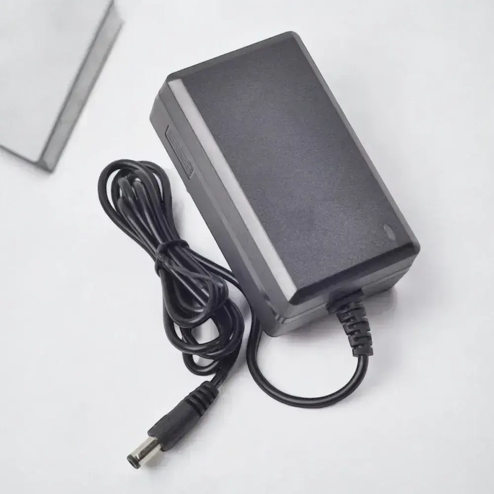 Зарядное устройство 18V-21V 2A для шуруповерта, аккумуляторов Li-ion штекер 5.5 х 2.5 мм