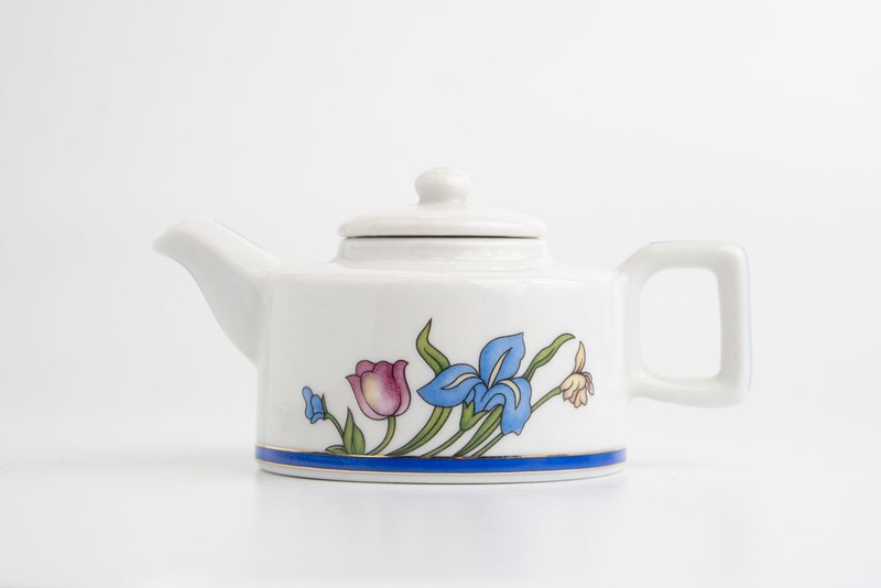 Винтажный коллекционный миниатюрный чайник в стиле модерн с изображением ирисов