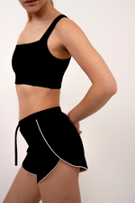 Мини-шорты с контрастным кантом