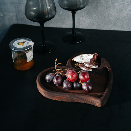 Деревянная менажница из кедра для подачи блюд и закусок с гравировкой "Тепло внутри, сказочно снаружи"