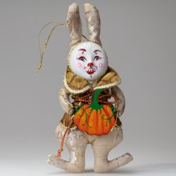 Ёлочная игрушка Кролик в жилете с аксессуаром
