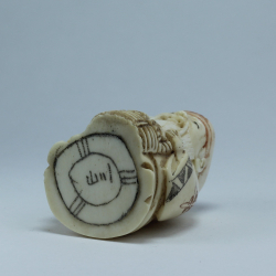 Нэцкэ Дзюродзин с веером и корзиной рыбы