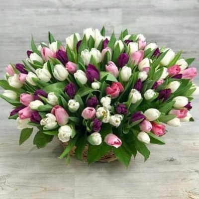 Корзина из 151 тюльпана