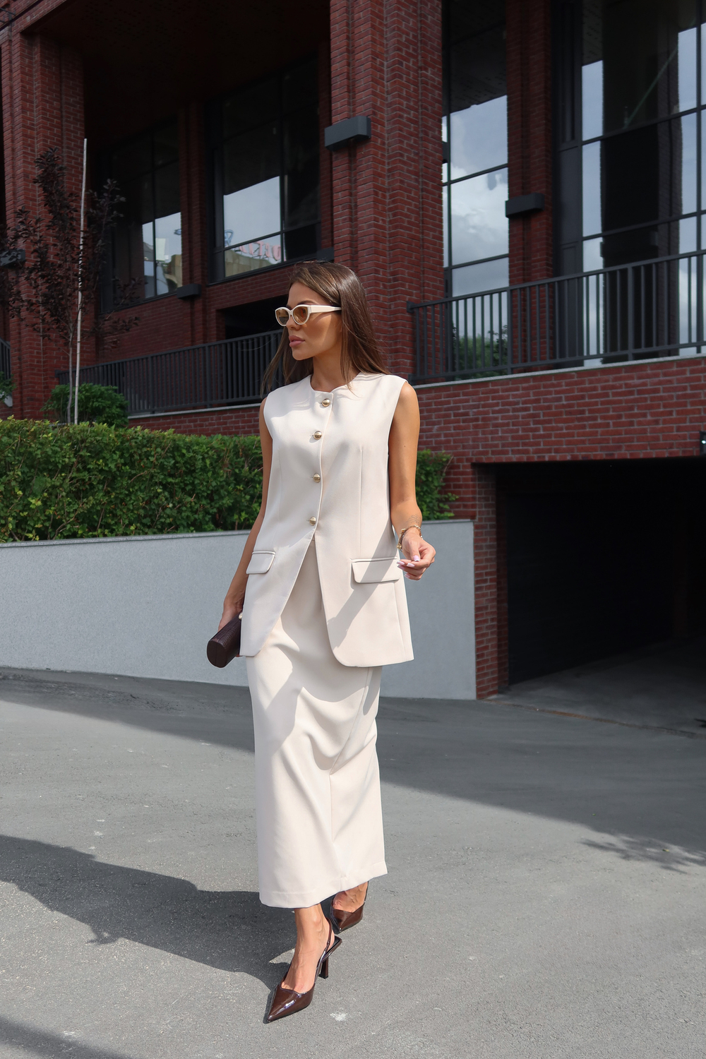 Костюм с юбкой и жакетом без рукавов