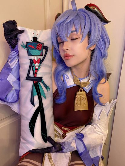 Мини дакимакура Вокс Отель Хазбин арт. M1242, 60х20 см