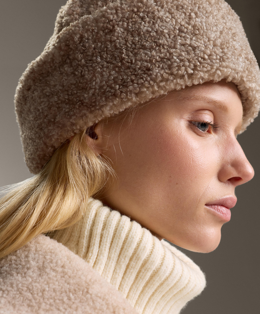 Oysho Шапка из искусственной овчины, бежевый меланж