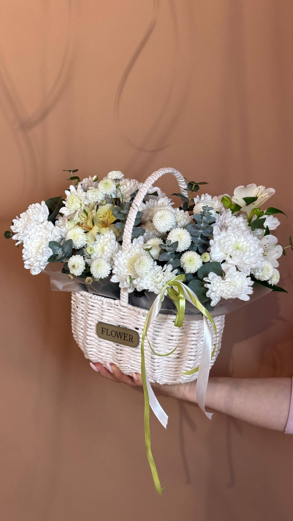 Корзина с цветами "Любимка", хризантема, дубки, альстрамерия, эвкалипт