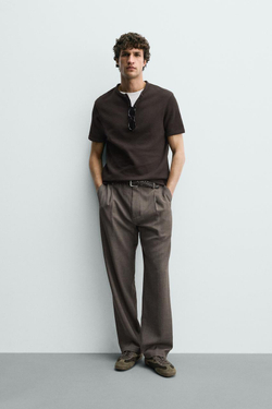 ZARA ФУТБОЛКА ИЗ РЕЛЬЕФНОЙ ТКАНИ С ВОРОТНИКОМ НА ПУГОВИЦАХ, ШОКОЛАДНЫЙ