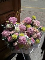 Цветочная корзина из пионов, кустовых пионовидных роз, эустомы и эвкалипта