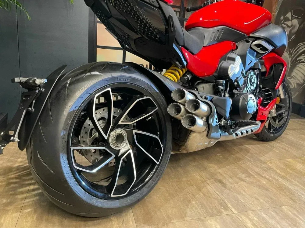 Ducati Diavel V4 (2025) RED