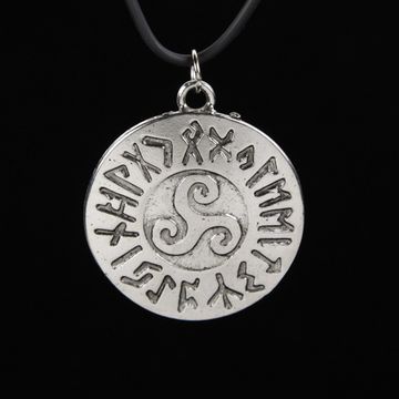 Кулон Трискеле