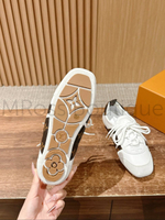 Женские кроссовки Louis Vuitton Sneakerina белого цвета с инициалами