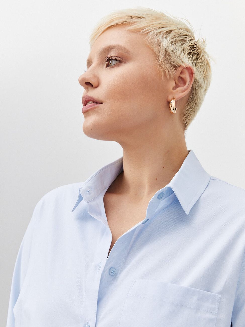 Рубашка удлиненная с карманом; светло-голубой