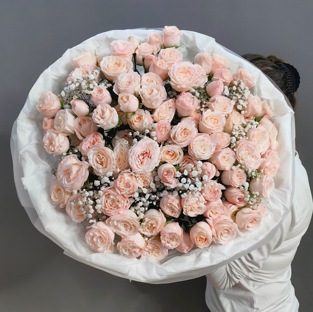 Букет из кустовых пионовидных роз сорта "Bombastic"