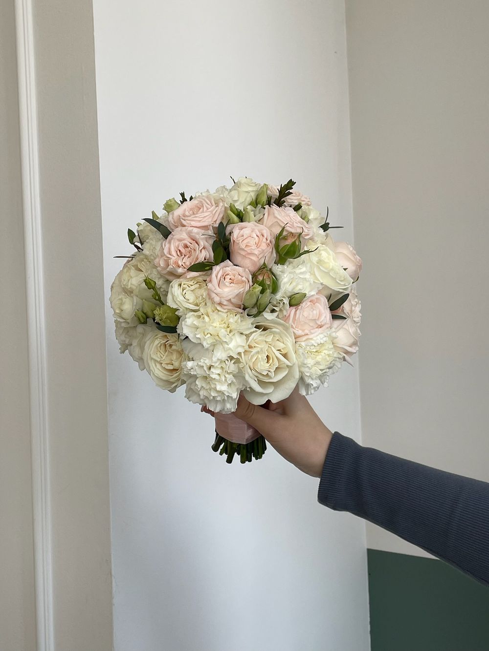 Свадебный букет из одноголовых роз, диантусов, лизиантуса и эвкалипта