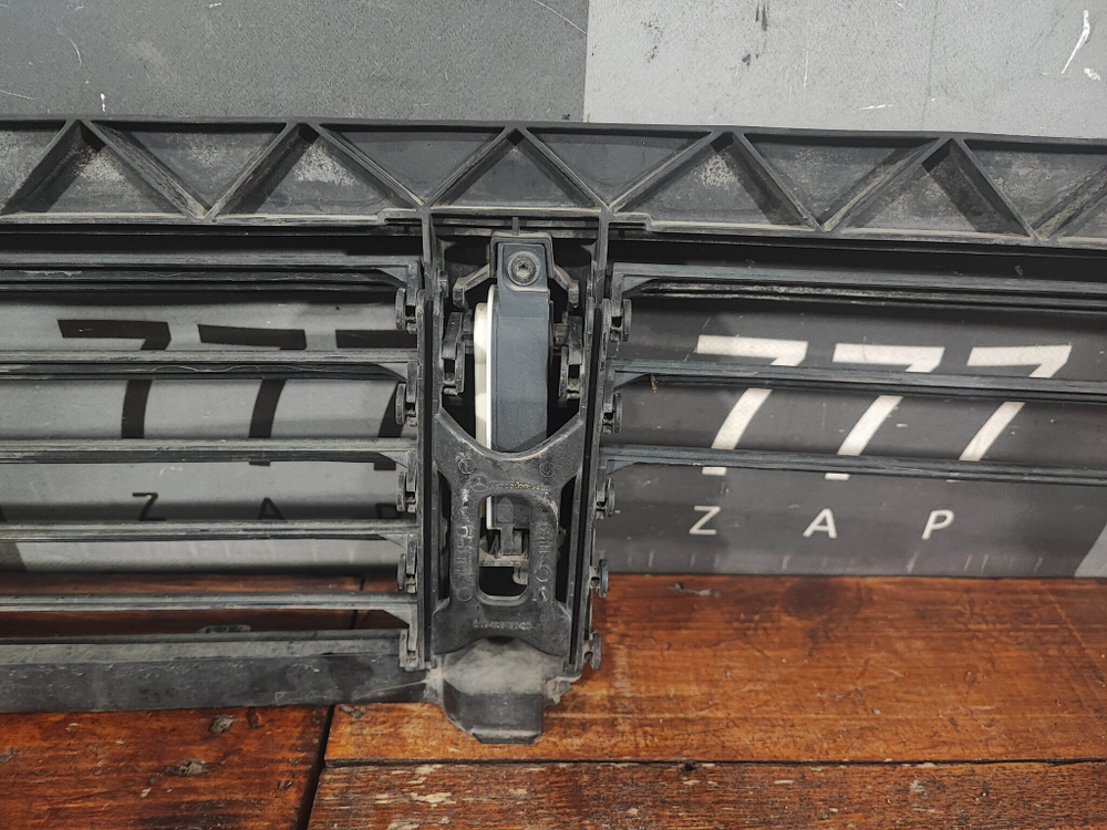 Воздуховод радиатора Жалюзи Mercedes A (W177) 18-нв Б/У Оригинал A1775008000