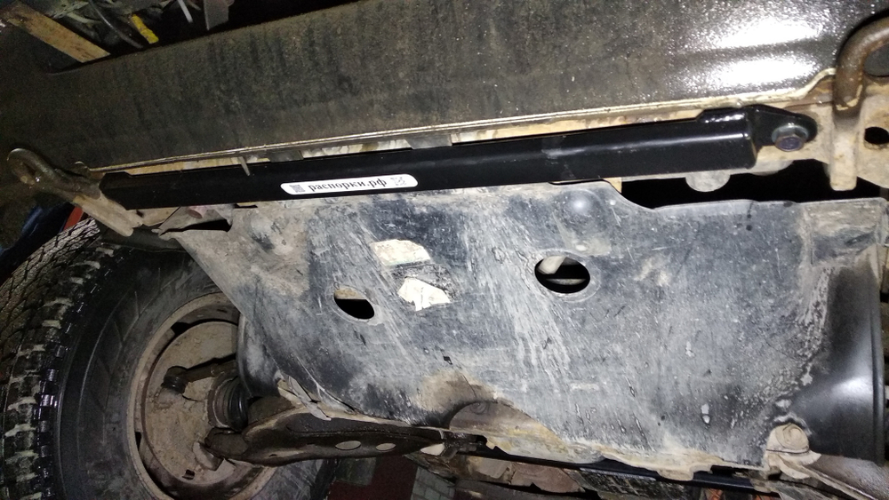 Распорка между передними крюками Nissan Pathfinder R50 (ПОД ЗАКАЗ)