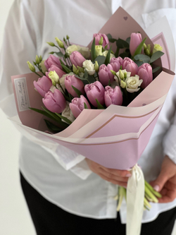 Нежно-сиреневые тюльпаны и лизиантус в элегантном оформлении от Флора Маркет