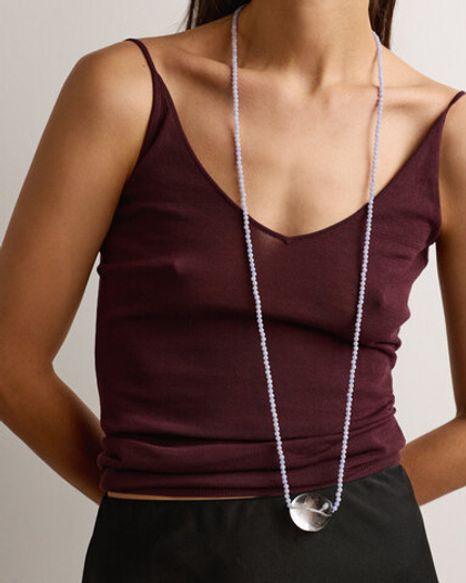 Нить из сапфирина с акцентной бусиной из горного хрусталя