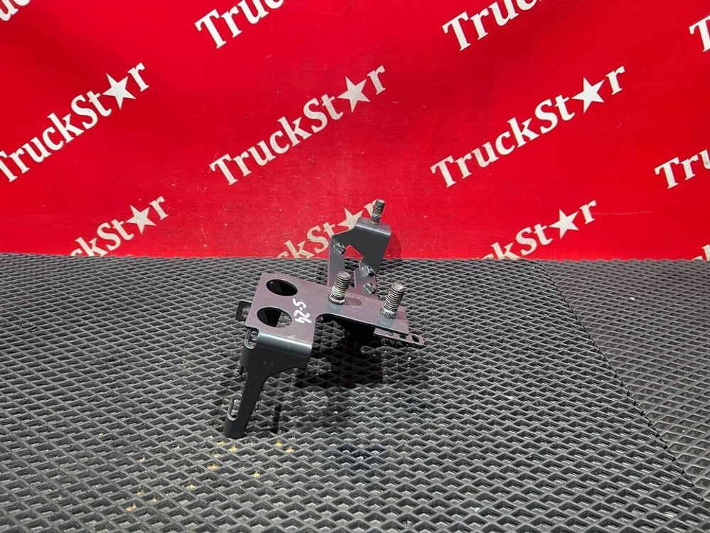 Кронштейн клапана стояночного тормоза