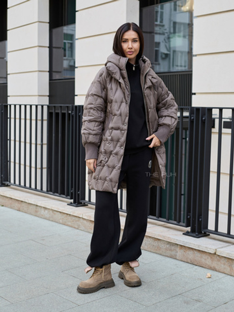 Удлиненный пуховик цвета хаки с манишкой-капюшоном