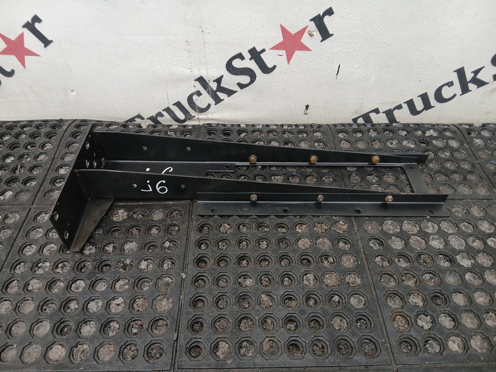 Кронштейн крыла задний правый