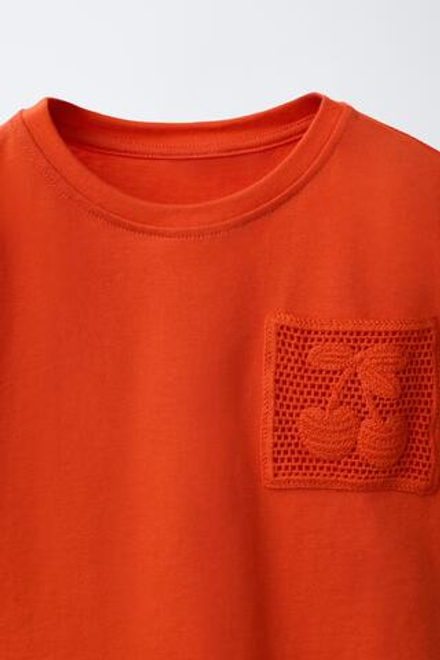 ZARA ФУТБОЛКА С КАРМАНОМ ИЗ КРУЖЕВА КРОШЕ, КРАСНЫЙ