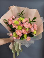 Букет из Рускуса, Диантусов и Кустовой Розы