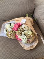 Букет из кустовых пионовидных роз,гортензии, маттиолы, диантусов и хризантемы