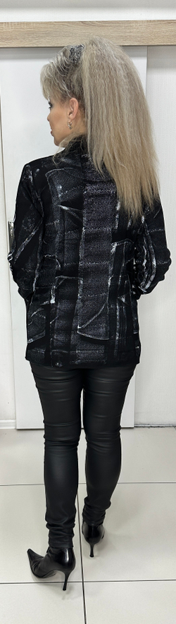 Трикотажный двубортный пиджак с черно-белым принтом