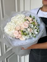 Сборный букет из гортензии, кустовых пионовидных роз и альстромерии