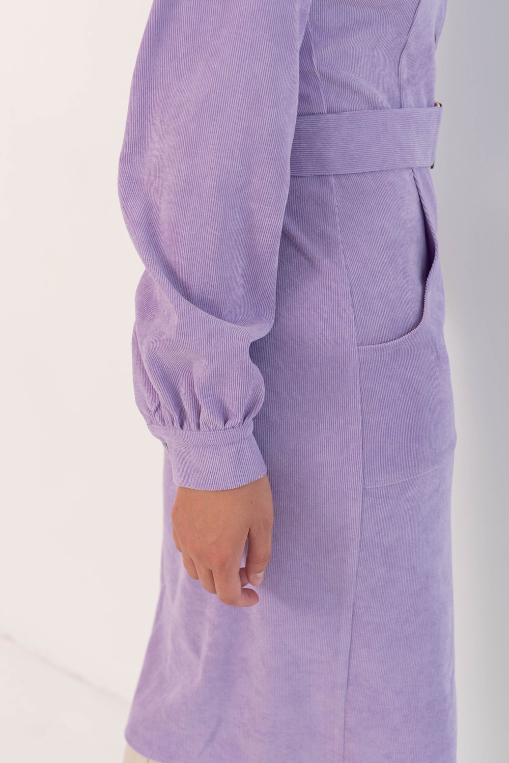 Платье-футляр лаванда из микровельвета