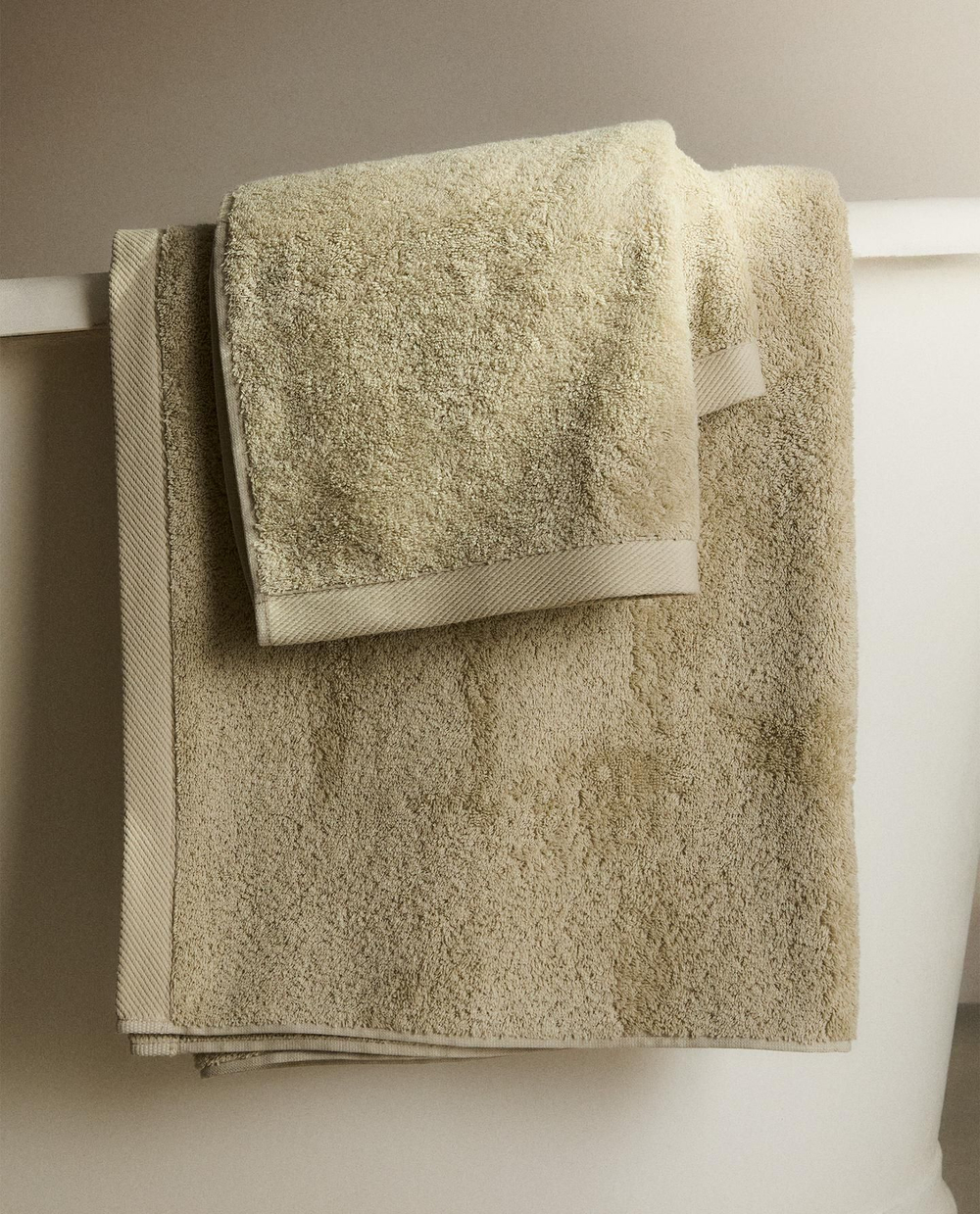 Zara Home - Гладкое махровое хлопковое банное полотенце (500 гхм2), зеленый, 90х150 см