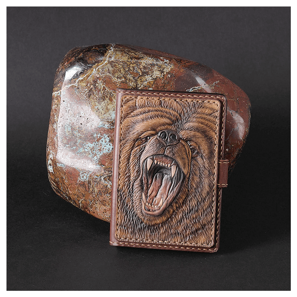 Кожаная обложка на паспорт «Медведь»