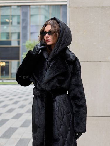 Черный комбинированный пуховик с капюшоном и поясом