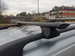 Багажник Интер Фаворит на рейлинги с крыловидной поперечиной чёрный цвет 120 см.