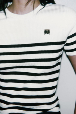 ZARA ПОЛОСАТАЯ ФУТБОЛКА С БРОШЬЮ, ПОЛОСКИ