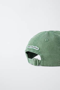 ZARA КЕПКА С ВЫШИВКОЙ И ЛОГОТИПОМ, ТЕМНО-ЗЕЛЕНЫЙ