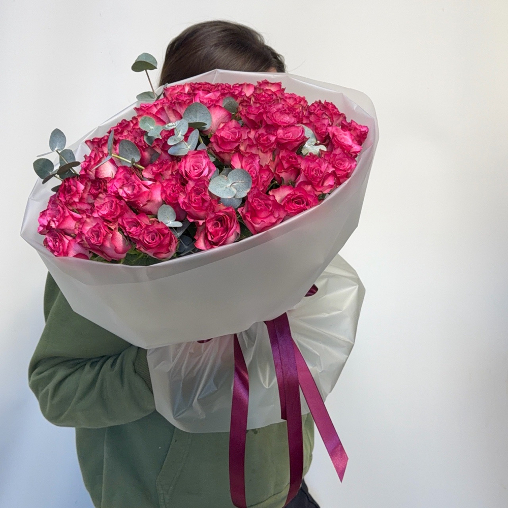 Букет из 51 яркой розы 40 см и эвкалипта