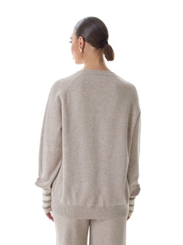 Бежевый трикотажный костюм с сердцем