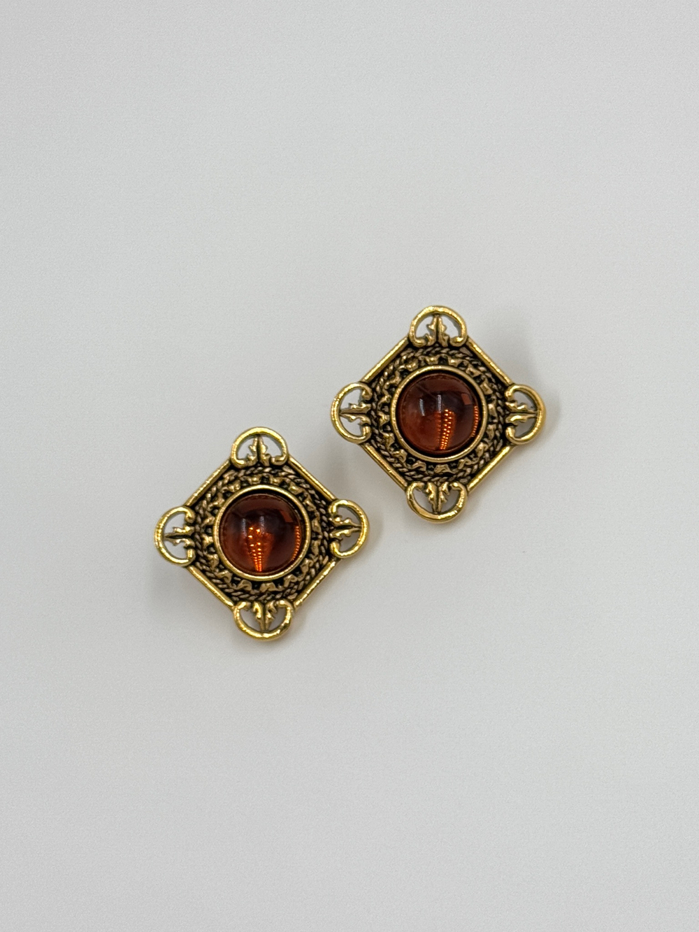 Серьги с коричневыми кабошонами Avon