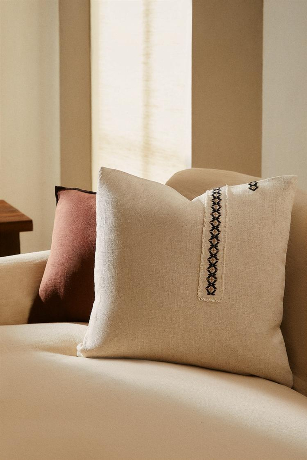 ZARA HOME ХЛОПКОВЫЙ ЧЕХОЛ ДЛЯ ДЕКОРАТИВНОЙ ПОДУШКИ С ВЫШИВКОЙ, СВЕТЛО-БЕЖЕВЫЙ