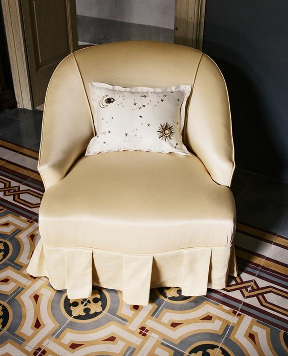 ZARA HOME - MARISA BERENSON ВЫШИТАЯ ПОДУШКА, БЕЖЕВЫЙ
