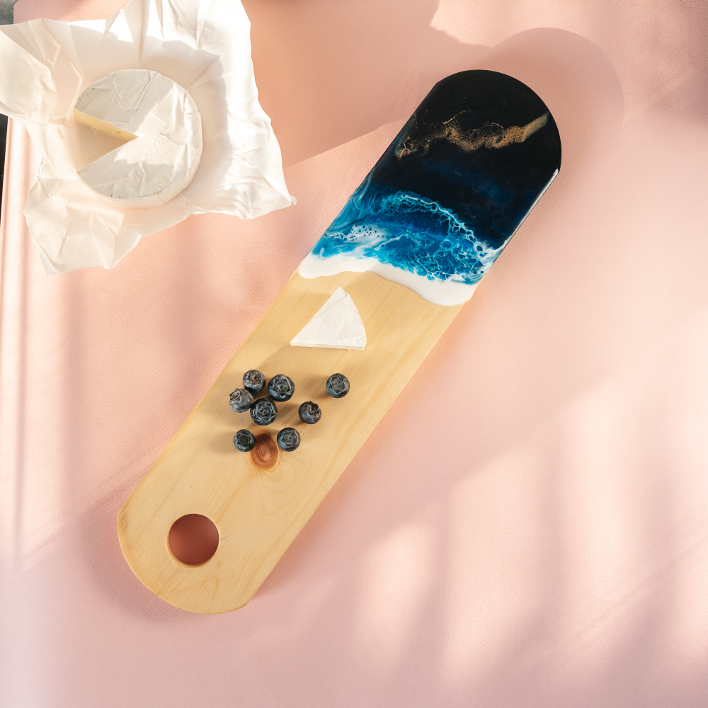 Доска разделочная из древесины сибирского кедра с эпоксидной смолой. RD81