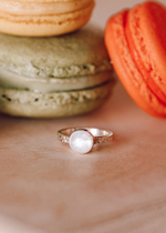 Кольцо «Моно» с лунным радужным камнем