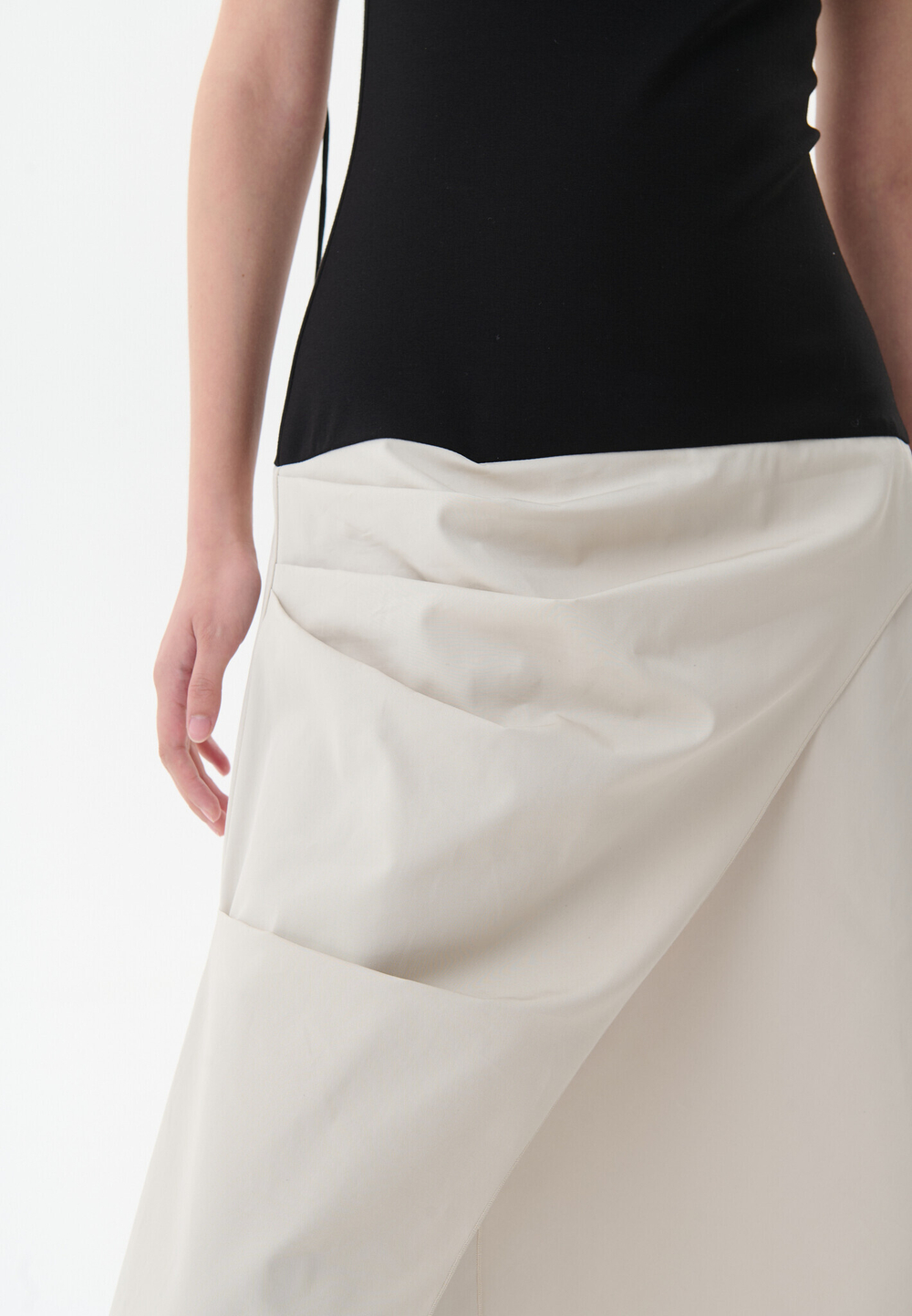 Платье на бретелях с ассиметричной юбкой