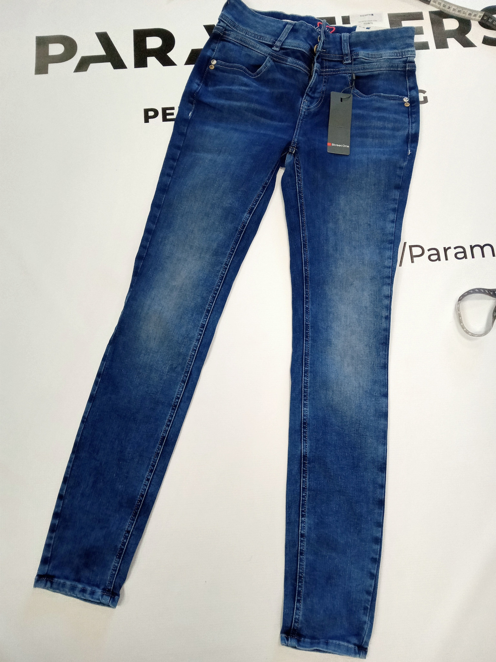 Джинсы женские зауженные STREET ONE slim fit Цвет темно-голубой с эффектом потертости. Размер 27/32 примерно 44/46 русский