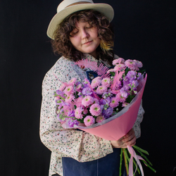 24. Аккуратный букет с хризантемой и маттиолой